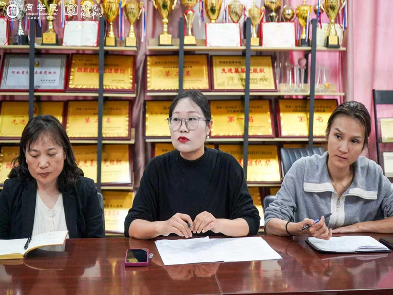 国际经济与贸易系召开大三年级班委座谈会